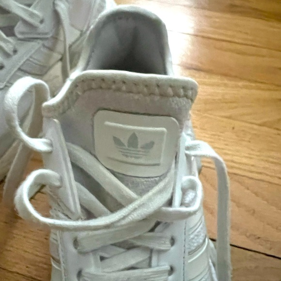 Young boys Adidas gently used - Picture 3 of 6